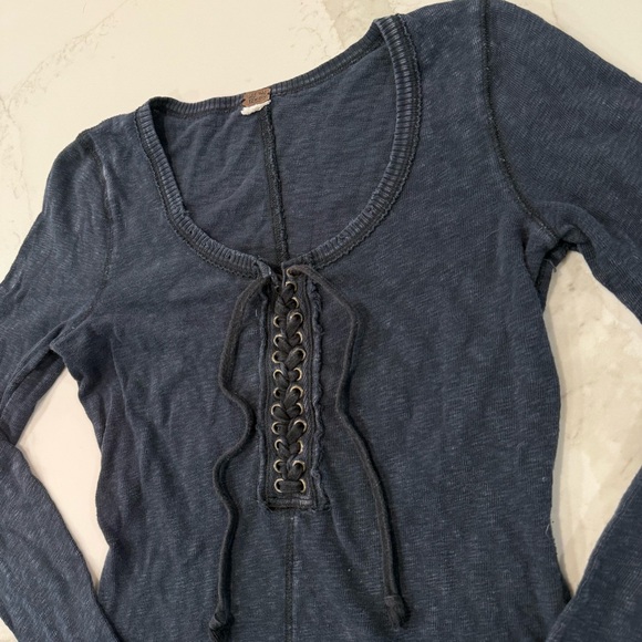 We The Free Lace Up Long Sleeve Distressed Layering Shirt Womens Small Navy Blue - Picture 3 of 7